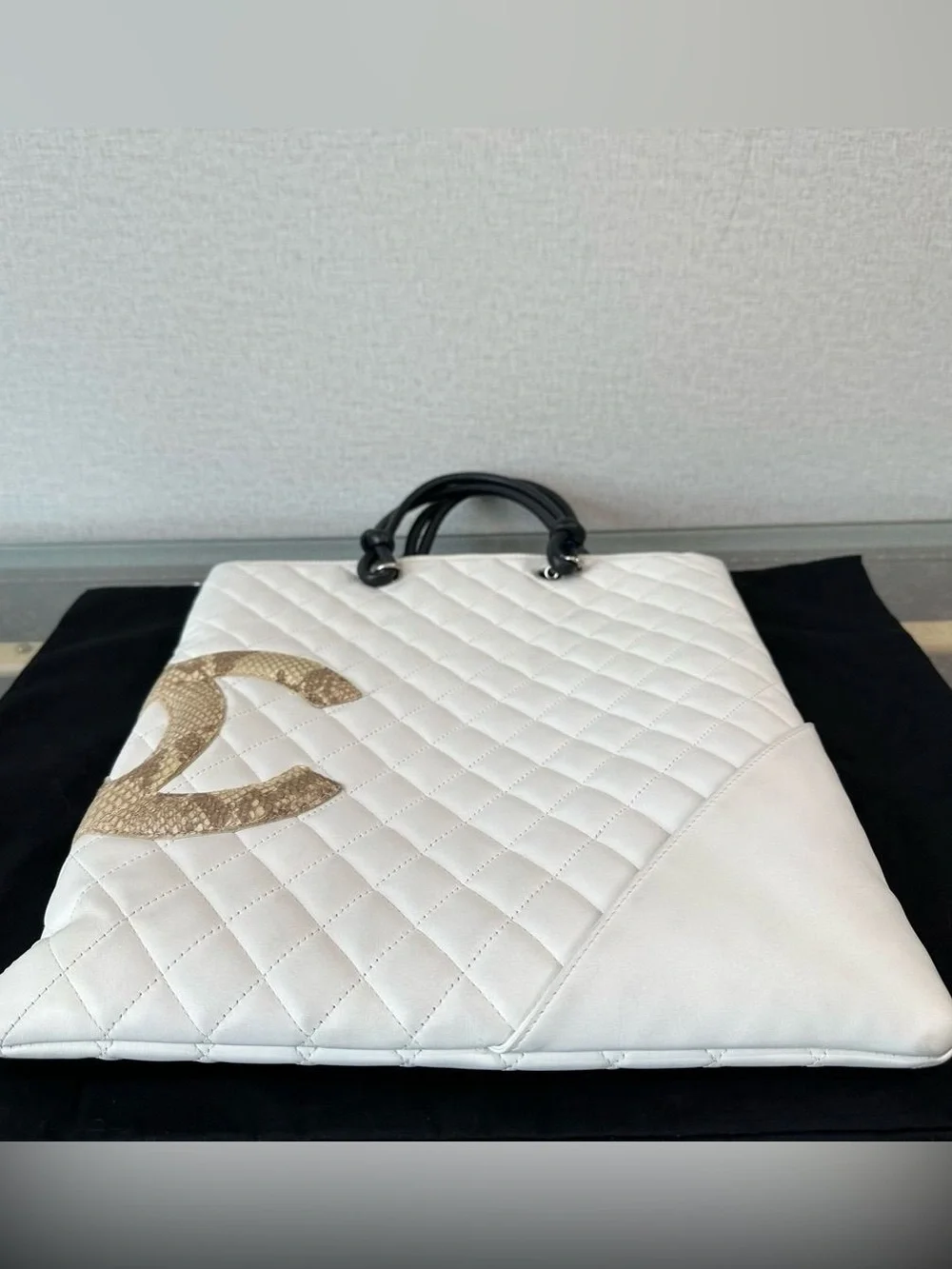 🔥100% Authentic CHANEL White/Beige Python Leather Cambon Runway Flat Tote Bag🔥